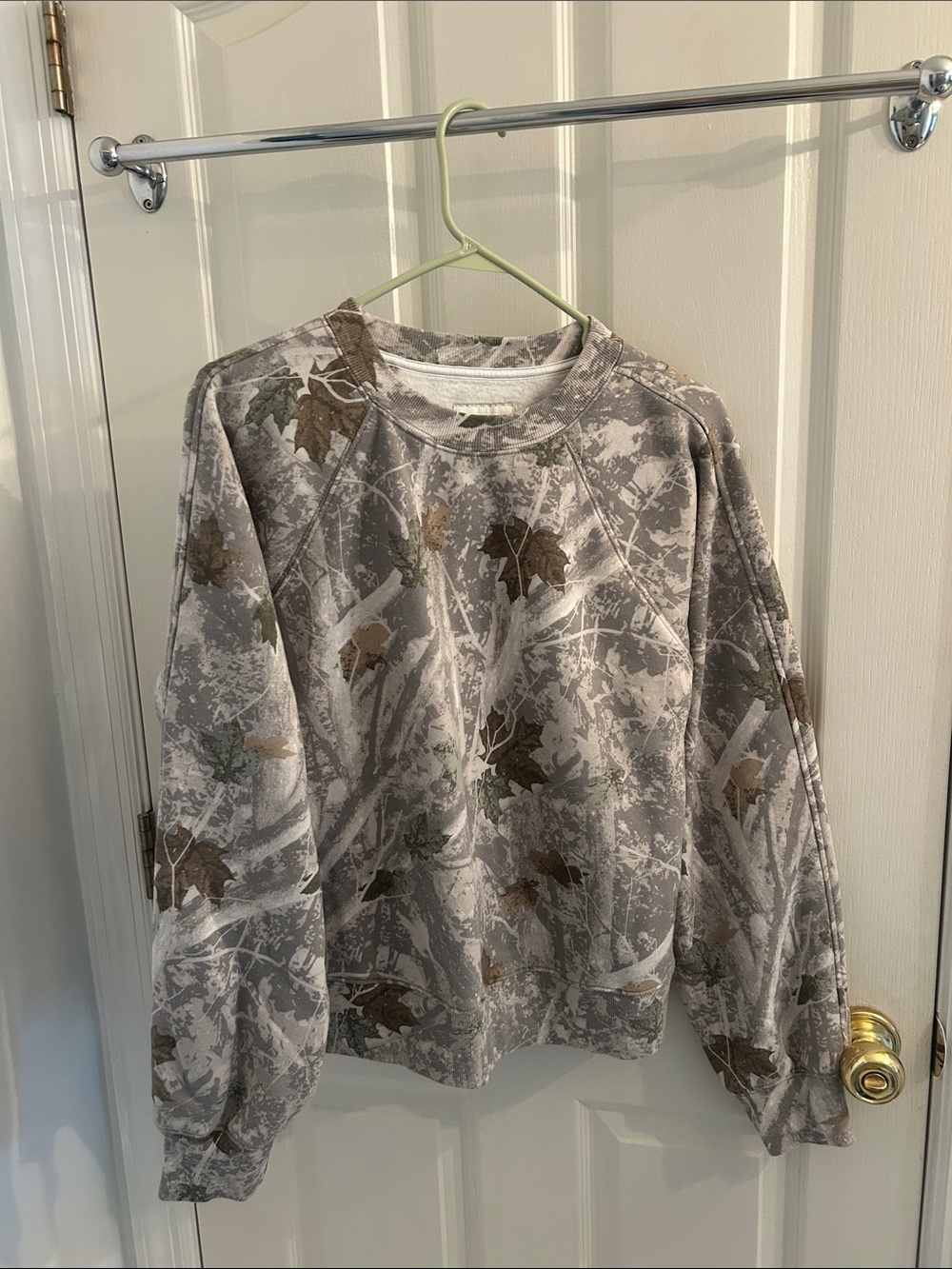 Camo Leaf Print Crewneck Sweatshirt - Gray & Brown